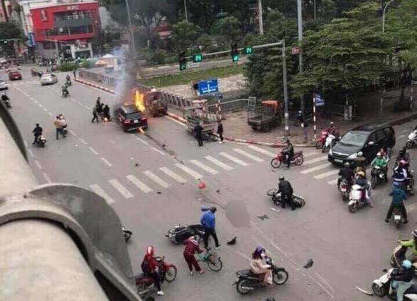 Hiện trường vụ ôtô Mercedes bốc cháy dữ dội trên đường Lê Văn Lương