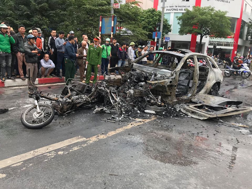 Hiện trường vụ ôtô Mercedes bốc cháy dữ dội trên đường Lê Văn Lương