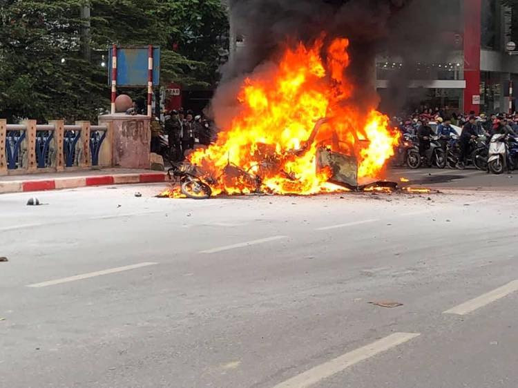 Cháy ô tô và xe máy trên đường Lê Văn Lương, 1 phụ nữ tử vong