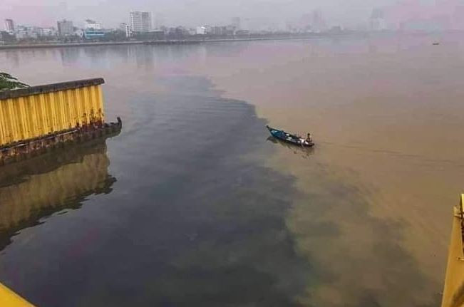 Hệ thống thu gom nước thải bị tắc nghẽn khiến nước sông Hàn có màu đen