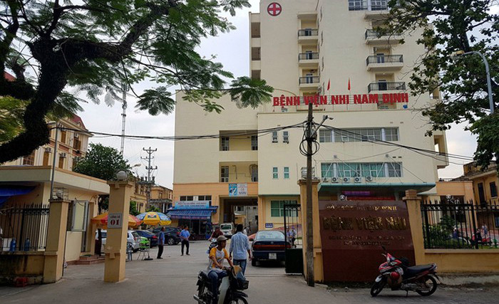 Bớt xén thuốc, hai nhân viên Bệnh viện Nhi Nam Định bị bắt