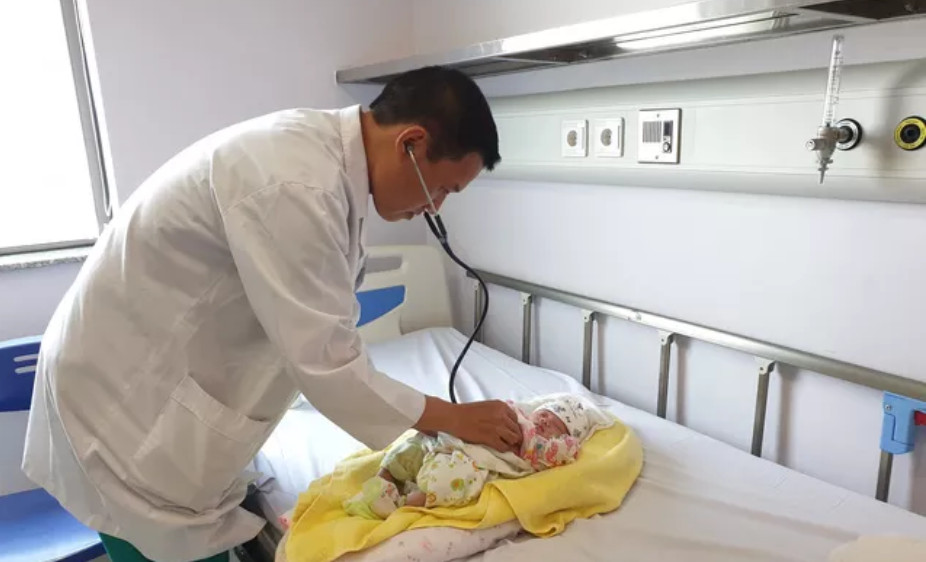 Em bé 8 ngày tuổi được gửi từ Lào qua Việt Nam để phẫu thuật tim phức tạp
