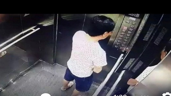 Người đàn ông vô tư “tè bậy” trong thang máy chung cư