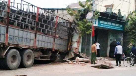 Ô tô tải mất lái, lao thẳng vào hai nhà dân ven đường