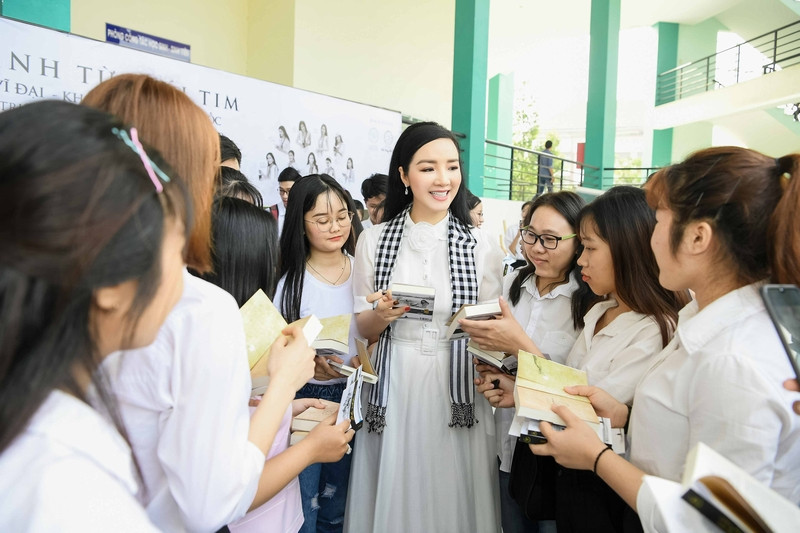 Hoa hậu Giáng My, ca sĩ Minh Hằng rạng rỡ trong vòng vây sinh viên