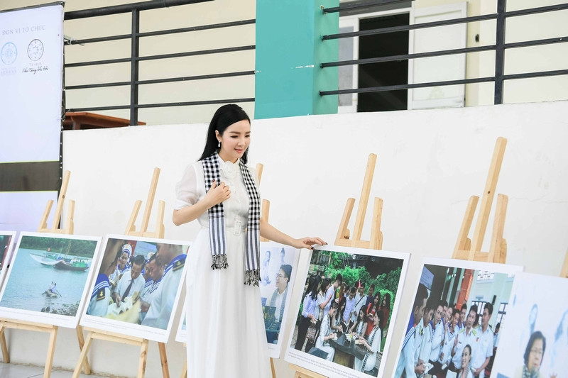 Hoa hậu Giáng My, ca sĩ Minh Hằng rạng rỡ trong vòng vây sinh viên