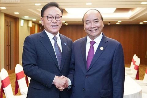 Những hoạt động đầu tiên của Thủ tướng Nguyễn Xuân Phúc tại Hàn Quốc