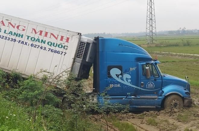 xe-container-dam-xe-khach-2411-1-ngoisao.vn-w704-h465 1
