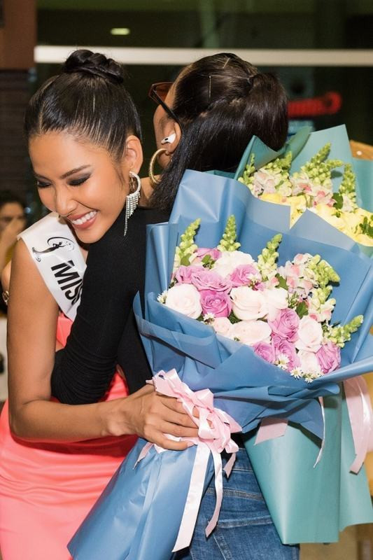 Hoàng Thùy lên đường thi Miss Universe 2019
