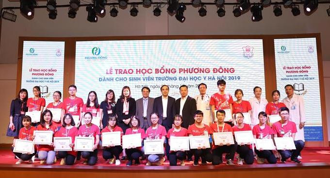 Bệnh viện Đa khoa Phương Đông trao 20 suất học bổng cho sinh viên Đại Học Y Hà Nội