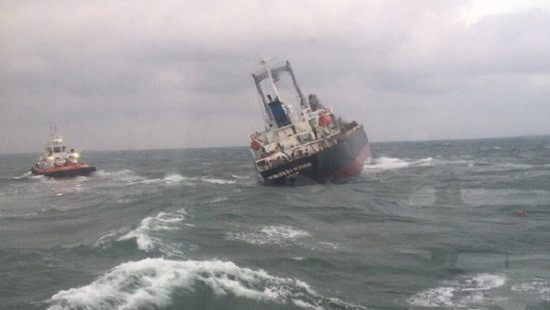 Cứu 18 thuyền viên trên tàu hàng có nguy cơ bị chìm