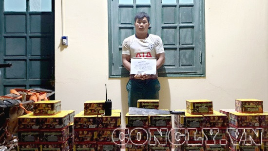 Đi xe chế “cõng” 235kg pháo từ Lào vào Việt Nam