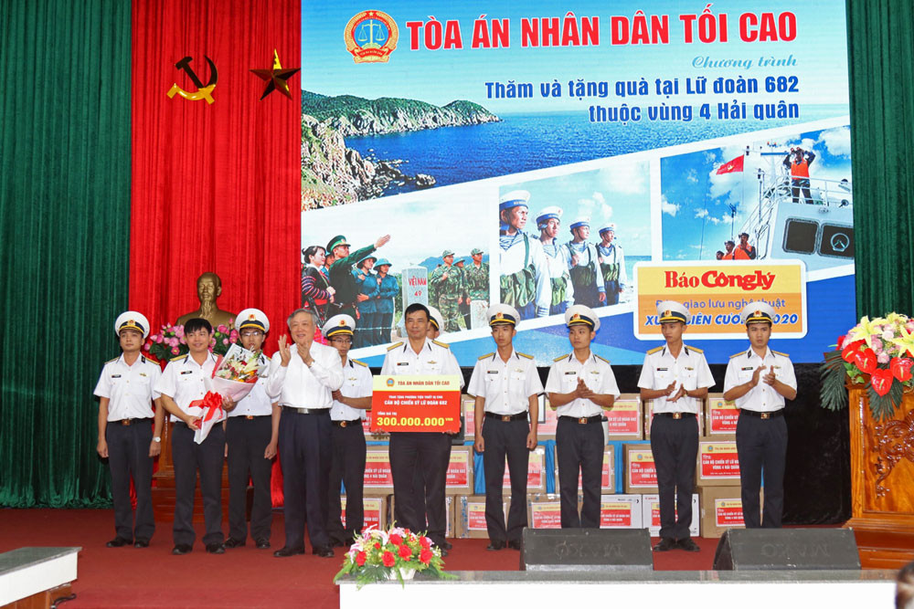 Bí thư Trung ương Đảng, Chánh án TANDTC thăm và tặng quà Lữ đoàn 682 Vùng 4 Hải quân