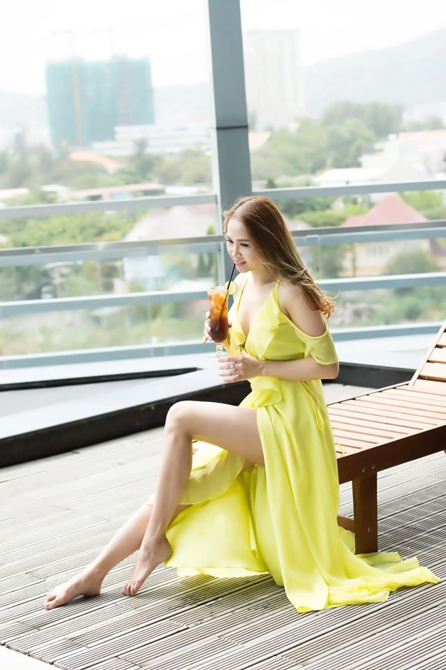 'Gái nhảy' Minh Thư thả dáng gợi cảm bên hồ bơi 1