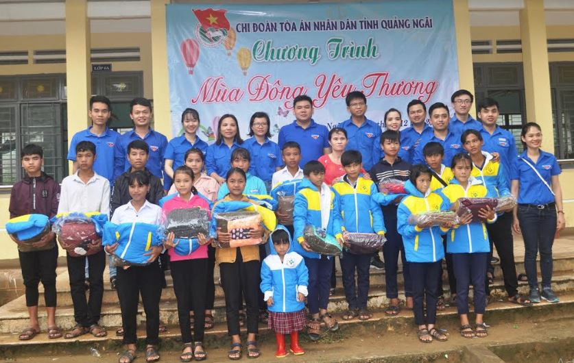 Chi đoàn TAND tỉnh Quảng Ngãi đồng hành cùng học sinh vùng cao