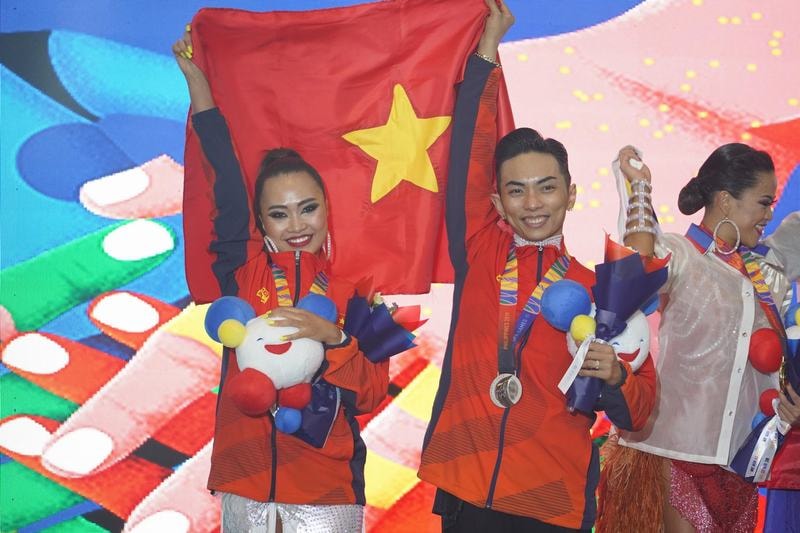 Khánh Thi khóc nức nở khi chồng giành HCV tại Seagames