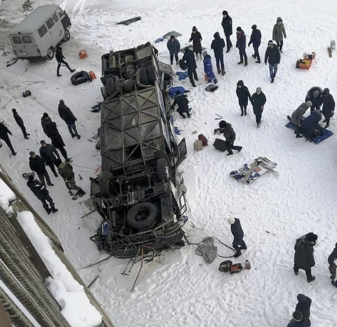 Nga: Xe bus rơi xuống sông, 19 người chết
