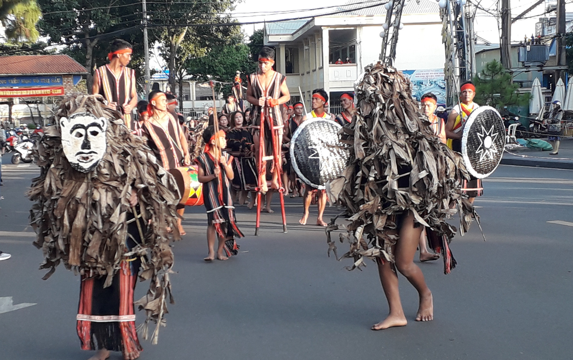 Gia Lai: Rực rỡ lễ hội đường phố và diễu hành xe hoa kỷ niệm 90 năm thành lập đô thị Pleiku