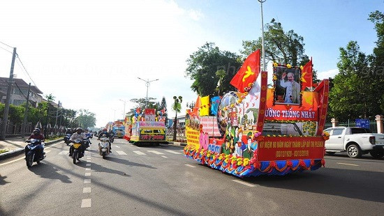 Gia Lai: Rực rỡ lễ hội đường phố và diễu hành xe hoa kỷ niệm 90 năm thành lập đô thị Pleiku