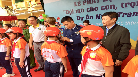 Thái Nguyên: 1.991 Mũ bảo hiểm phát cho học sinh Trường Tiểu học Đội Cấn
