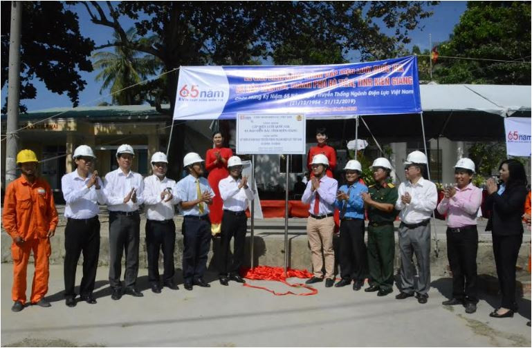 Gắn biển hoàn thành Công trình cấp điện lưới Quốc gia ra xã đảo Tiên Hải, Kiên Giang
