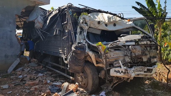 Xe tải tông nhà dân, 5 người may mắn thoát chết