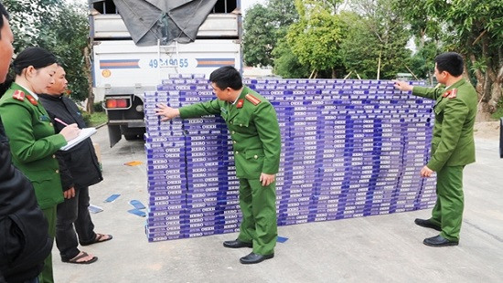 Bắt giữ 10 ngàn bao thuốc lá lậu đang trên đường ra Hà Nội tiêu thụ