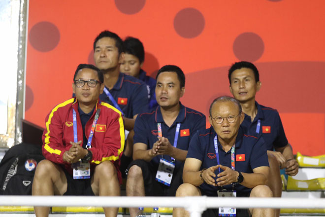HLV Park Hang-seo đến sân ủng hộ tuyển nữ Việt Nam đá chung kết với Thái Lan