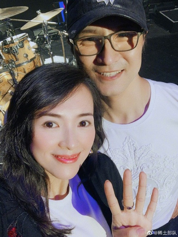 Tưởng hạnh phúc viên mãn, ai ngờ Chương Tử Di khổ tâm, hổ thẹn vì chồng bài bạc không bỏ? 0 Tưởng hạnh phúc viên mãn, ai ngờ Chương Tử Di khổ tâm, hổ thẹn vì chồng bài bạc không bỏ? 0