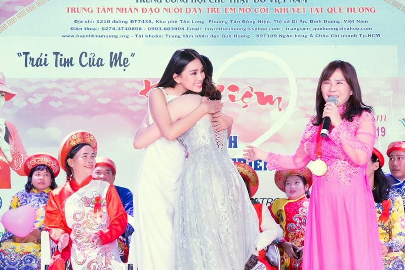 Hoa hậu Tiểu Vy rạng rỡ chúc phúc cho 100 cặp đôi khuyết tật