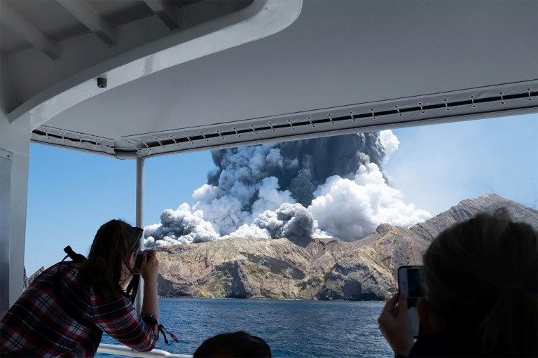 Một người chết, nhiều du khách bị mắc kẹt khi núi lửa bất ngờ phun trào ở New Zealand