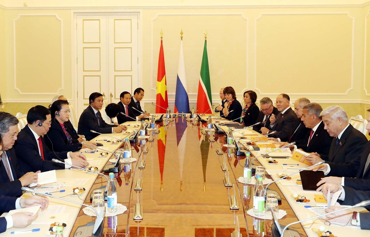 Chủ tịch Quốc hội hội kiến Tổng thống CH Tatarstan; gặp gỡ cộng đồng người Việt tại LB Nga