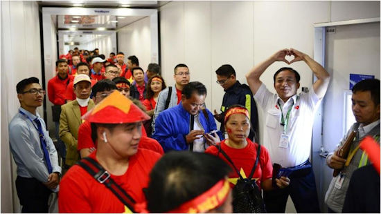 Cổ động viên Việt Nam vượt hàng ngàn km đến Manila - Philippines cổ vũ U22 Việt Nam