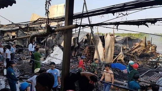 Cà Mau: Cháy lớn thiêu rụi 12 nhà dân, 1 bé gái tử vong