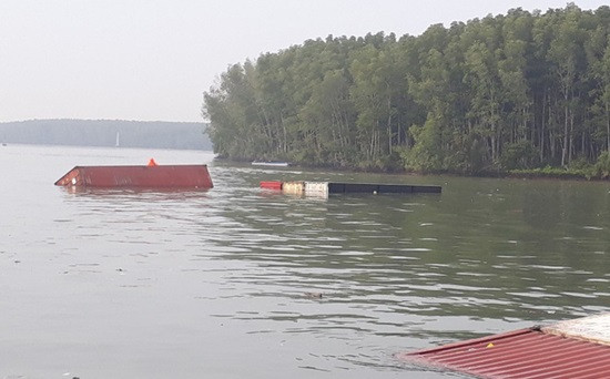 Trục vớt tàu chở container chìm trên sông Lòng Tàu, 3 thợ lặn mất tích