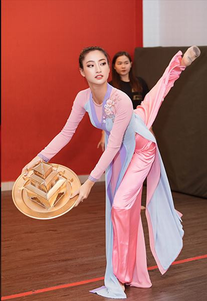 Lương Thùy Linh mang múa mâm đến Miss World 2019
