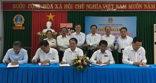Đại diện các đơn vị trong Cụm thi đua số IV ký giao ước thi đua..jpg