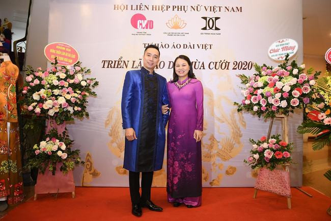 NTK Đỗ Trịnh Hoài Nam giới thiệu áo dài dát vàng đính 110 viên kim cương