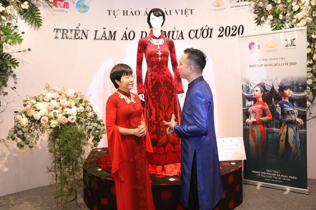 NTK Đỗ Trịnh Hoài Nam giới thiệu áo dài dát vàng đính 110 viên kim cương