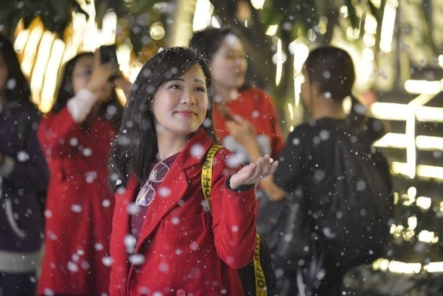 giang-sinh-chau-au-phu-day-tuyet-trang-giua-long-ha-noi-1412-6-ngoisao.vn-w640-h428 7 giang-sinh-chau-au-phu-day-tuyet-trang-giua-long-ha-noi-1412-6-ngoisao.vn-w640-h428 7