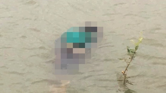 Tá hỏa phát hiện thi thể người phụ nữ nổi trên mặt hồ