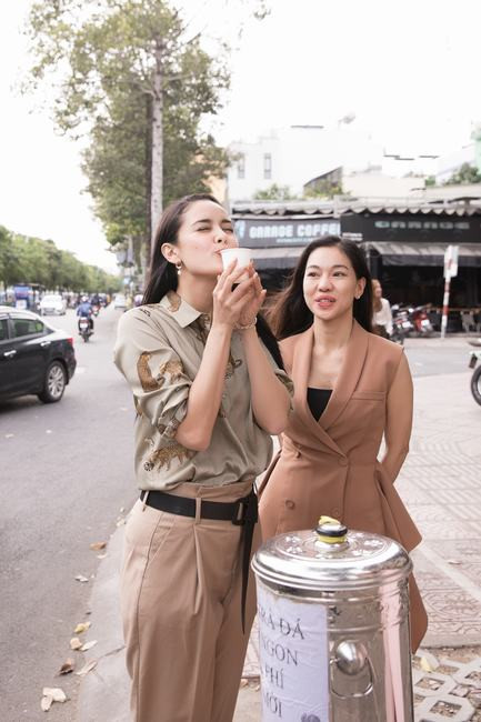 Hoa hậu Thế giới Megan Young ăn phở, uống trà đá ở Việt Nam