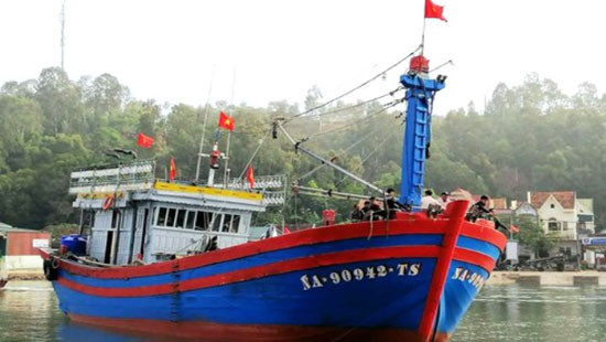 Cứu nạn tàu cá bị hỏng cùng 14 ngư dân vào bờ an toàn