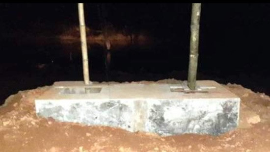 Cầu mới đào móng đã sập khiến 2 người tử vong