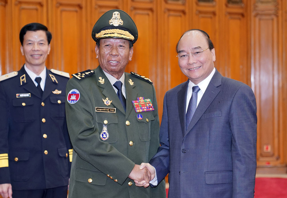 Thủ tướng tiếp các Bộ trưởng Bộ Quốc phòng Lào và Campuchia