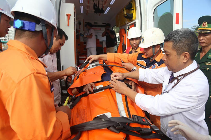 Cứu thuyền viên nước ngoài bị xuất huyết não trên biển