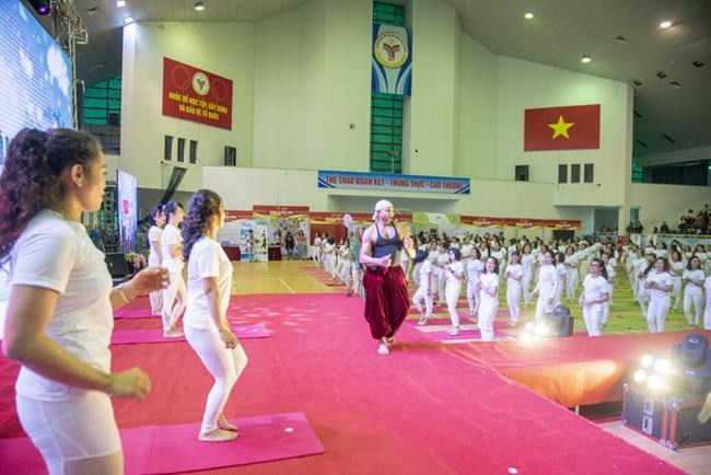 Grand Master Kamal – Top 8 Bậc thầy Asana thế giới tập luyện cùng yogi Việt tại Lễ hội Yoga mùa đông 