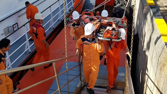 Vượt sóng cứu thuyền trưởng gặp nạn trên vùng biển Hoàng Sa