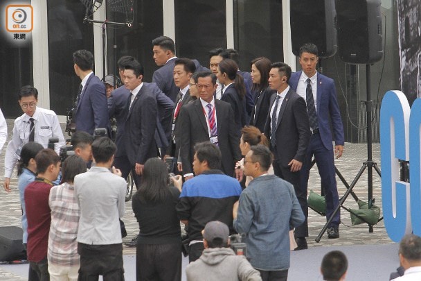 Giữa tin đồn TVB sa thải cả nghìn nhân viên, Cổ Thiên Lạc về Hong Kong quay phim, Trịnh Gia Dĩnh đẩy xe lăn giúp Huỳnh Tông Trạch 0