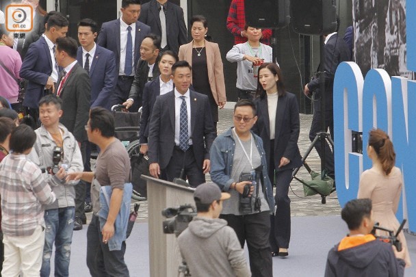 Giữa tin đồn TVB sa thải cả nghìn nhân viên, Cổ Thiên Lạc về Hong Kong quay phim, Trịnh Gia Dĩnh đẩy xe lăn giúp Huỳnh Tông Trạch 9